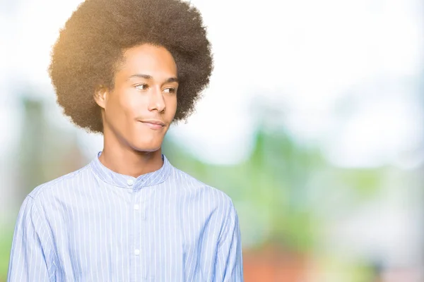 Mladý Američan Afričana Muž Afro Vlasy Daleko Stranu Úsměvem Tváři — Stock fotografie