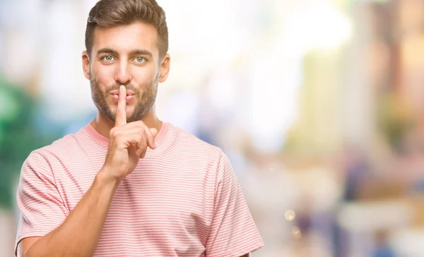 Jovem Homem Bonito Sobre Fundo Isolado Pedindo Para Ficar Quieto — Fotografia de Stock