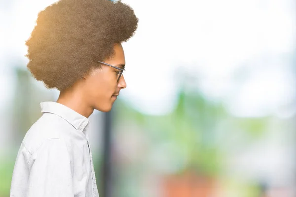 Unga Afroamerikanska Man Med Afro Hår Glasögon Tittar Sidan Koppla — Stockfoto