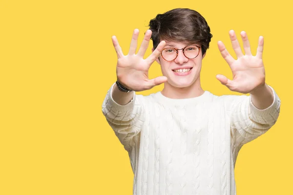 Joven Hombre Guapo Con Gafas Sobre Fondo Aislado Mostrando Apuntando — Foto de Stock