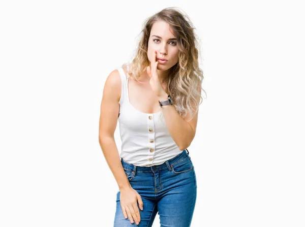 Vacker Ung Blond Kvinna Över Isolerade Bakgrund Handen Munnen Säger — Stockfoto