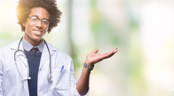 Afro American Doctor Man Isolated Background Smiling Cheerful Presenting Pointing — Stock Photo, Image