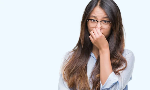 Joven Mujer Negocios Asiática Con Gafas Sobre Fondo Aislado Oliendo — Foto de Stock