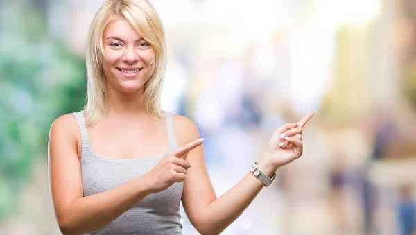 Jonge Mooie Blonde Vrouw Geïsoleerde Achtergrond Glimlachen Kijken Naar Camera — Stockfoto