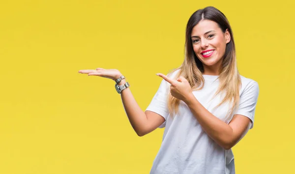 Joven Hermosa Mujer Casual Camiseta Blanca Sobre Fondo Aislado Sorprendido —  Fotos de Stock