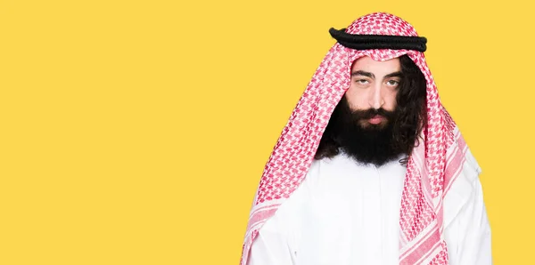 Pebisnis Arab Dengan Rambut Panjang Mengenakan Syal Tradisional Keffiyeh Tertekan — Stok Foto
