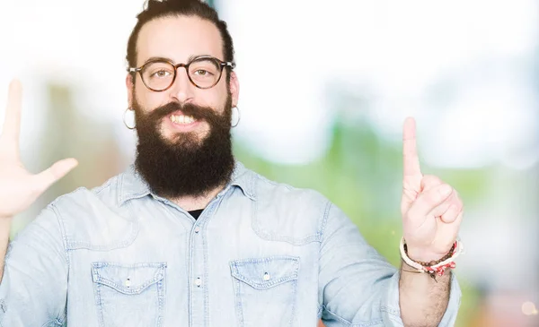 Joven Hombre Hipster Con Pelo Largo Barba Con Gafas Que —  Fotos de Stock