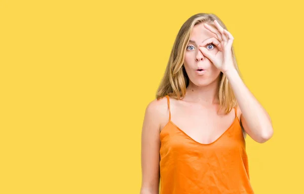 Beautiful Young Woman Wearing Orange Shirt Isolated Background Doing Gesture — Stock Photo, Image