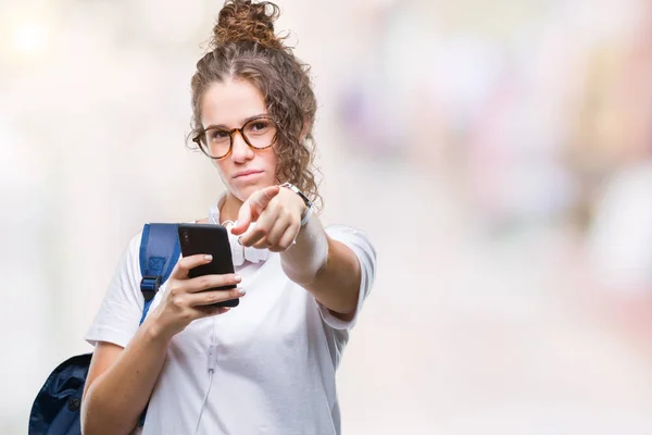 Giovane Studentessa Bruna Che Indossa Zaino Cuffie Smartphone Sfondo Isolato — Foto Stock