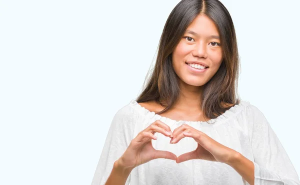 Jonge Aziatische Vrouw Geïsoleerde Achtergrond Glimlachend Liefde Met Hartsymbool Vorm — Stockfoto