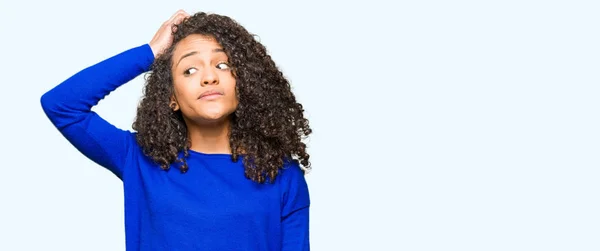 Giovane Bella Donna Con Capelli Ricci Che Indossano Maglione Invernale — Foto Stock