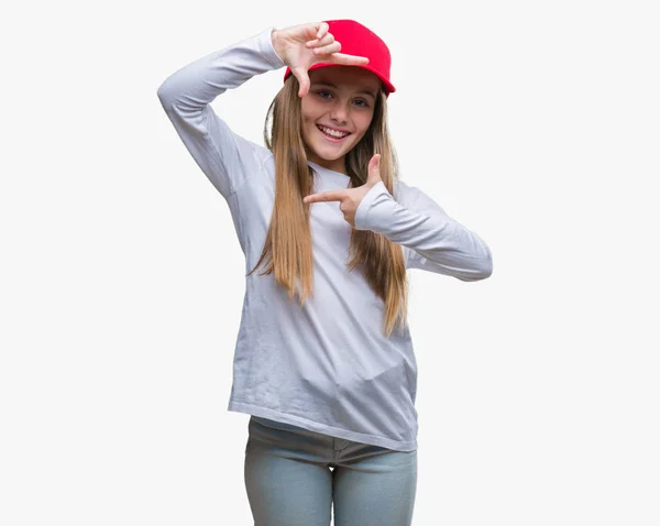 Joven Hermosa Chica Con Gorra Roja Aislado Fondo Sonriente Haciendo —  Fotos de Stock