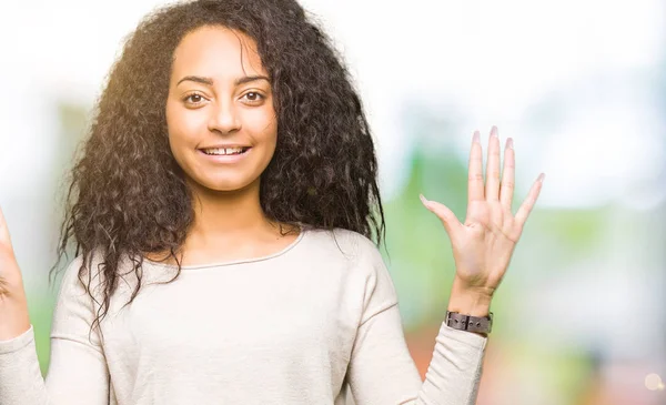 Ung Vacker Tjej Med Lockigt Hår Bär Casual Tröja Visar — Stockfoto