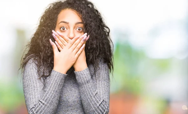 Jeune Belle Fille Aux Cheveux Bouclés Choqué Couvrant Bouche Avec — Photo