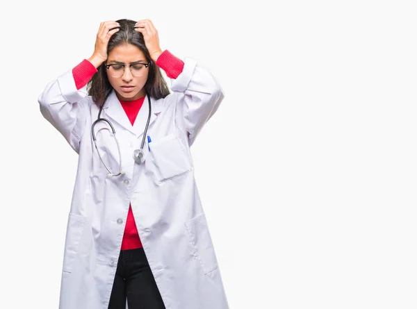 Unga Arabiska Läkare Kvinna Över Isolerade Bakgrund Lider Huvudvärk Desperat — Stockfoto