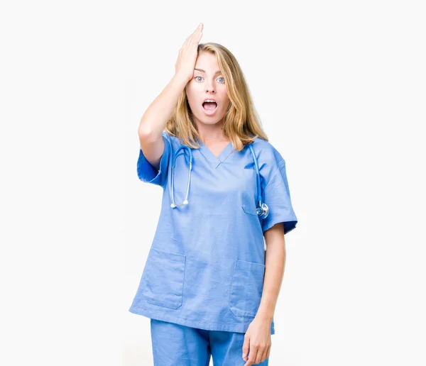 Hermosa Joven Doctora Con Uniforme Médico Sobre Fondo Aislado Sorprendida —  Fotos de Stock