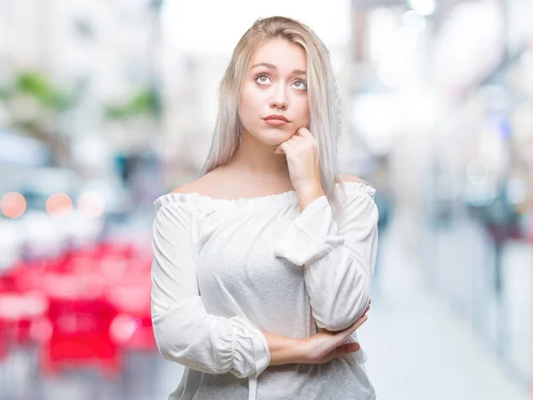 Mujer Rubia Joven Sobre Fondo Aislado Con Mano Barbilla Pensando —  Fotos de Stock