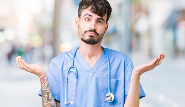Jonge Knappe Verpleegkundige Man Dragen Chirurg Uniform Geïsoleerd Achtergrond Clueless — Stockfoto