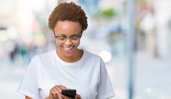 Jovem Afro Americana Usando Smartphone Sobre Fundo Isolado Com Rosto — Fotografia de Stock