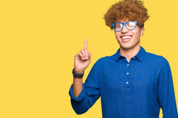 Ung Vacker Man Med Afro Hår Iklädd Blå Glasögon Pekande — Stockfoto