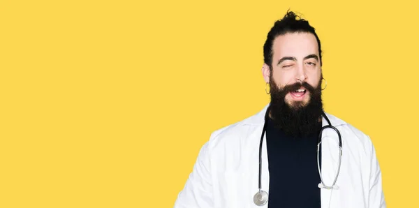 Dokter Dengan Rambut Panjang Mengenakan Mantel Medis Dan Stetoskop Mengedipkan — Stok Foto