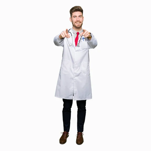 Homem Médico Bonito Jovem Vestindo Casaco Médico Apontando Para Você — Fotografia de Stock