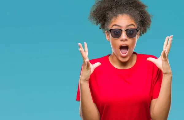 Mujer Afroamericana Joven Con Gafas Sol Sobre Fondo Aislado Celebrando —  Fotos de Stock