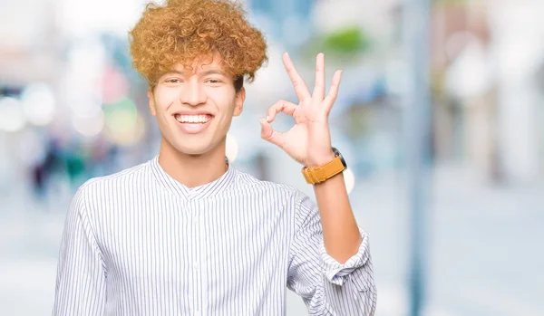 Joven Hombre Negocios Guapo Con Pelo Afro Con Camisa Elegante — Foto de Stock