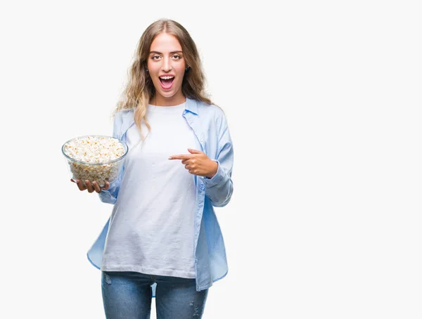 Bella Giovane Donna Bionda Mangiare Popcorn Sfondo Isolato Molto Felice — Foto Stock