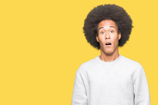 Ung Afrikansk Amerikansk Man Med Afro Hår Klädd Sportig Sweatshirt — Stockfoto