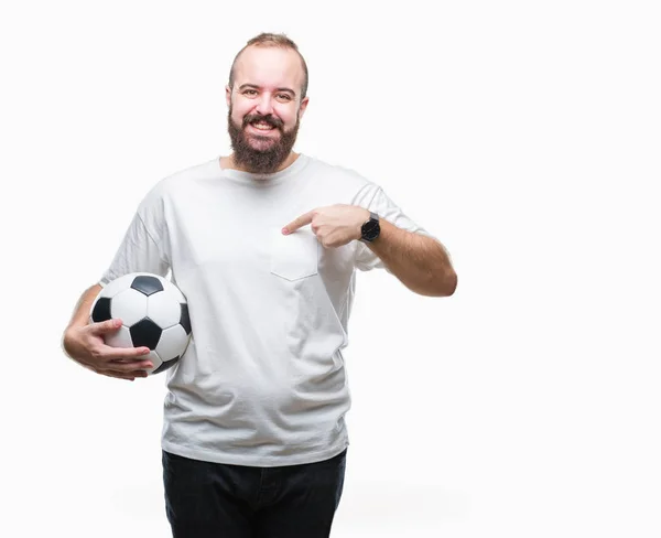 Junger Kaukasischer Hipster Mit Fußballball Vor Isoliertem Hintergrund Und Überraschendem — Stockfoto