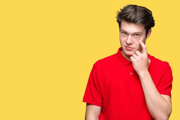 Jeune Bel Homme Portant Shirt Rouge Sur Fond Isolé Pointant — Photo
