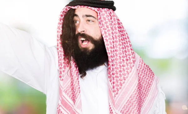 Arabian Business Man Met Lange Haren Dragen Traditionele Keffiyeh Sjaal — Stockfoto