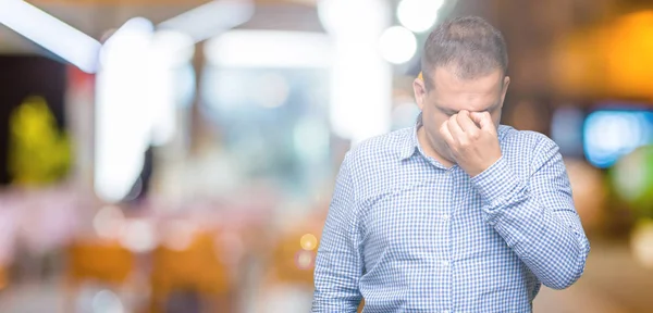 Hombre Negocios Árabe Mediana Edad Sobre Fondo Aislado Cansado Frotando — Foto de Stock