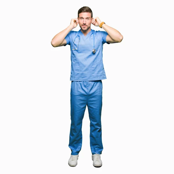 Stilig Läkare Man Bär Medicinsk Uniform Över Isolerade Bakgrund Som — Stockfoto