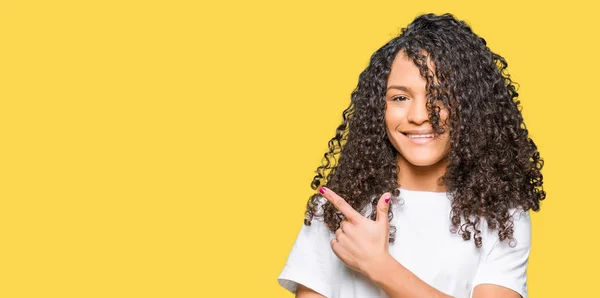 Mooie Jongedame Met Krullend Haar Met Witte Shirt Vrolijk Met — Stockfoto