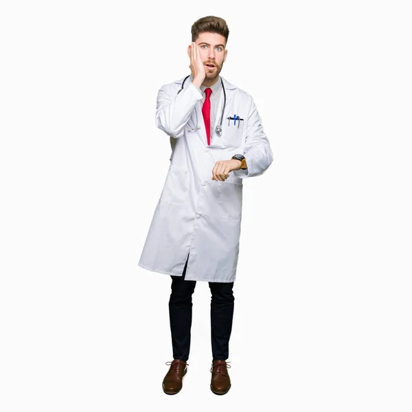 Ung Snygg Läkare Man Klädd Medicinsk Coat Looking Tid Orolig — Stockfoto