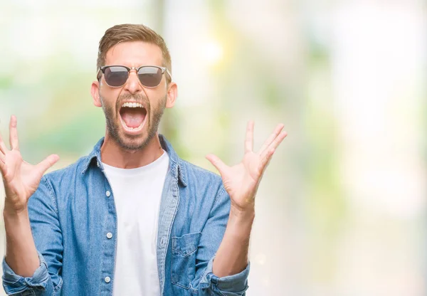 Homem Bonito Jovem Usando Óculos Sol Sobre Fundo Isolado Celebrando — Fotografia de Stock