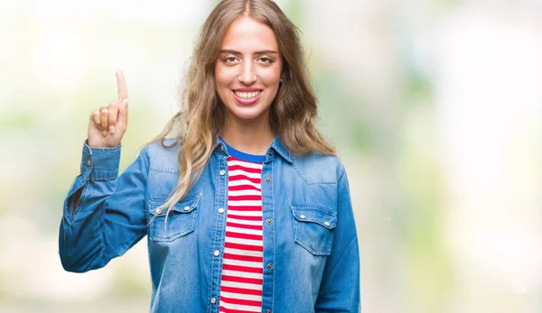 Schöne Junge Blonde Frau Über Isoliertem Hintergrund Die Mit Finger — Stockfoto