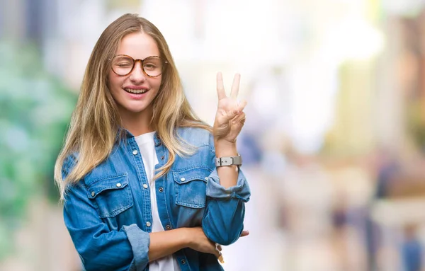 Jovem Bela Mulher Loira Vestindo Óculos Sobre Fundo Isolado Sorrindo — Fotografia de Stock