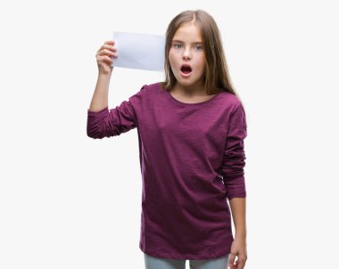 Genç güzel kız boş kağıt kartı tutan arka plan bir sürpriz yüz, korkuyor ve heyecanlı korku ifadesi ile şok korkmuş izole