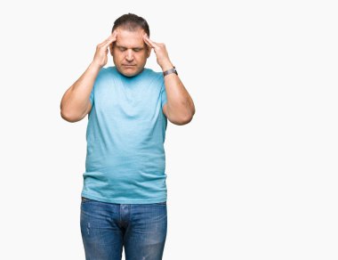 Çünkü üzerinde mavi t-shirt giyen orta yaş Arap adam arka plan baş baş ağrısı için el ile izole stres. Migren muzdarip.
