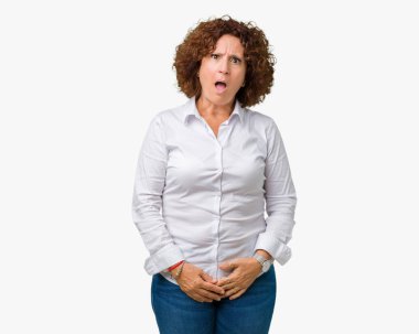 Şüpheci ve alaycı, güzel orta ager üst düzey businees kadın yüzünden şok karşısında izole arka plan açık ağız ile şaşırttı