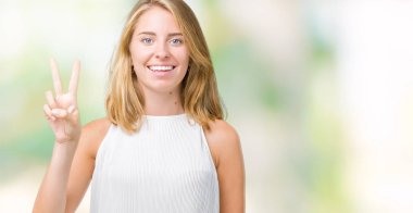 Gösterilen ve parmakları ile işaret izole arka plan güzel genç zarif kadın ikincisi ise kendinden emin ve mutlu gülümseyerek.