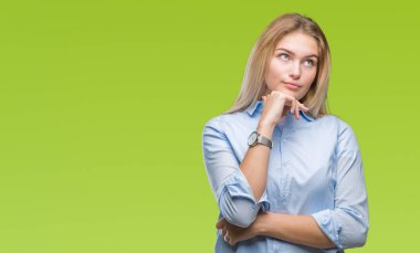 Çene düşünme hakkında soru, dalgın ifade üzerine el ile izole arka plan üzerinde beyaz genç iş kadını. Düşünceli yüzüyle gülümsüyor. Şüphe kavramı.