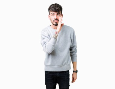 Kötü amaçlı konuşma konuşma fısıldayan izole arka plan el gizli söylenti söylüyor ağzına üzerinde kazak giyen genç yakışıklı adam