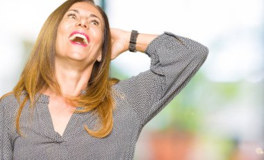 El hareketi ile kendine güvenen dokunaklı saç gülümseyerek, çekici poz güzel orta yaş iş kadını