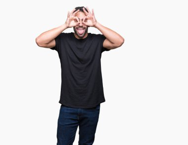 Yakışıklı delikanlı, dilini parmaklarının arasından baktığını yapışmasını dürbün gibi ok jest yapıyor izole arka plan üzerinde. Deli ifade.