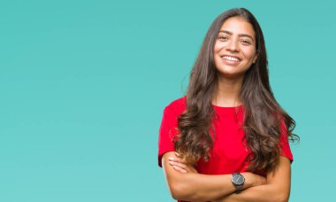 Genç güzel Arap kadın izole arka plan mutlu yüz çapraz silah kameraya bakarak ile gülümseyen yüzünden. Olumlu bir kişi.