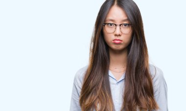 Kızgın ve korkmuş ağlayan genç Asya iş kadın depresif izole arka plan ve sıkıntı, endişe içinde gözlük takıyorum. Üzgün ifade.